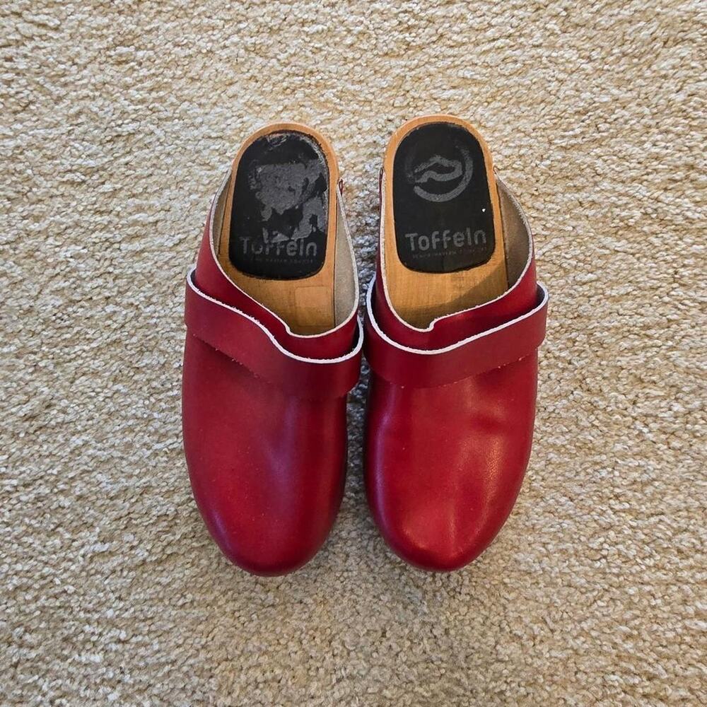 toffeln womens Red leather clogs with white stitching 39 8.5